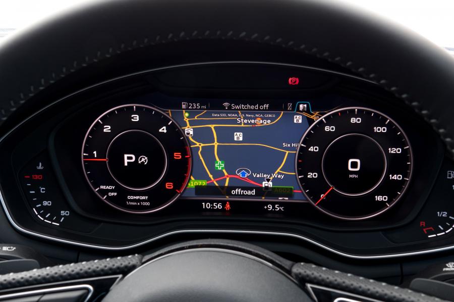 Панель приборов Audi A4 2.0 TDI S-Line (B9) 2015 года  (UK) (фото 17 из 23)